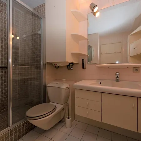 Apartament : T2 Climatise Avec Parking Pour 4, Face - Fr-1-803-23 *