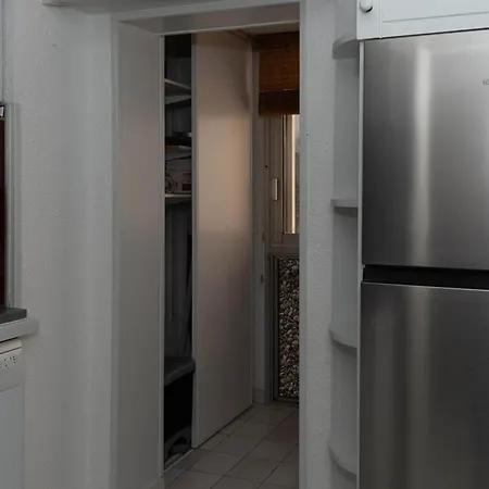 : T2 Climatise Avec Parking Pour 4, Face - Fr-1-803-23 * Le Lavandou