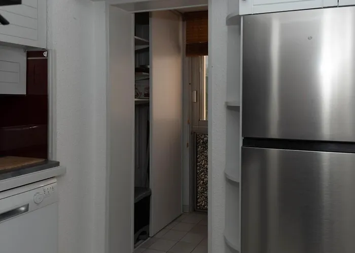 : T2 Climatise Avec Parking Pour 4, Face - Fr-1-803-23 * Le Lavandou